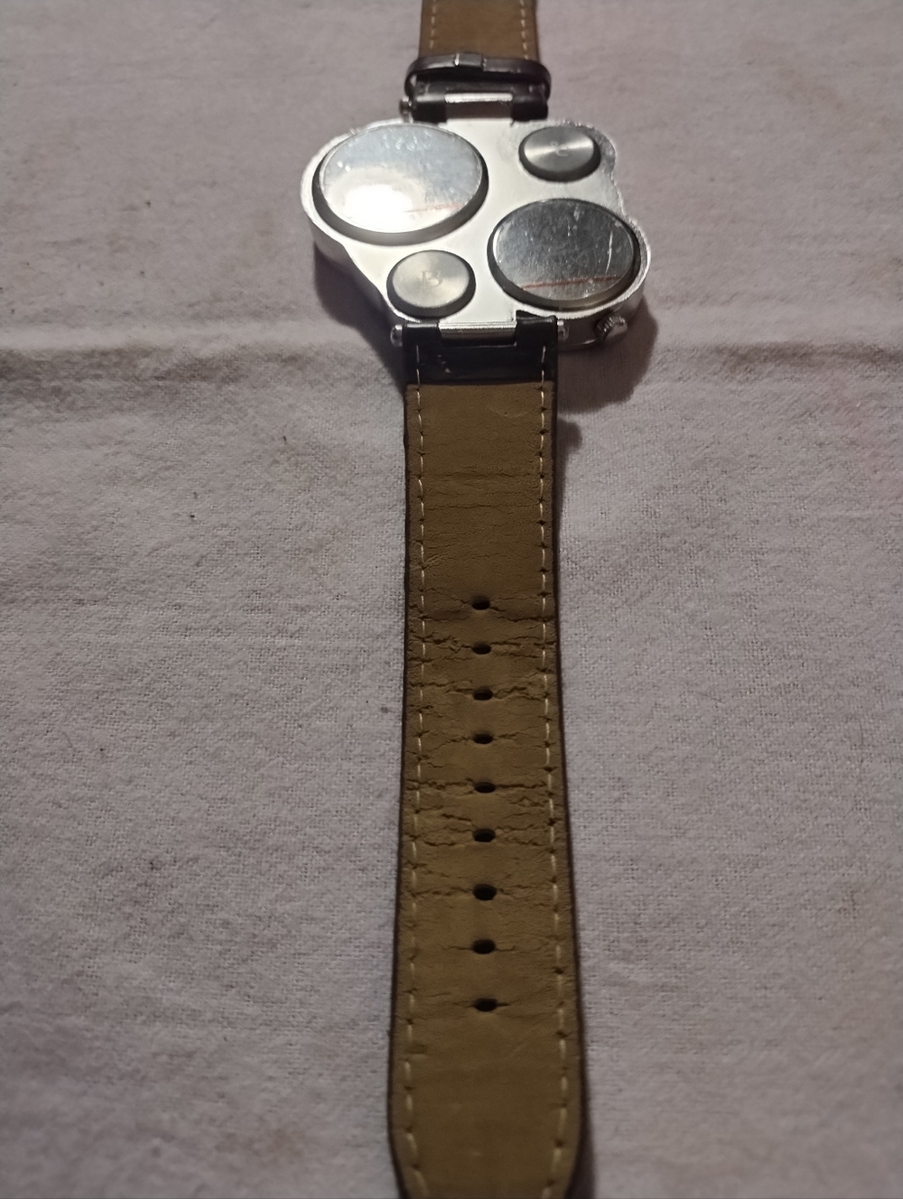 Oulm Men's Multifunction Brown Leather Strap Watch with Compass and Thermometer - Picture 4 of 4